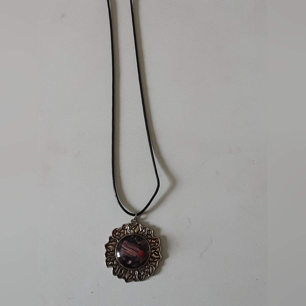 Elegant Black and Gold Pendant Necklace